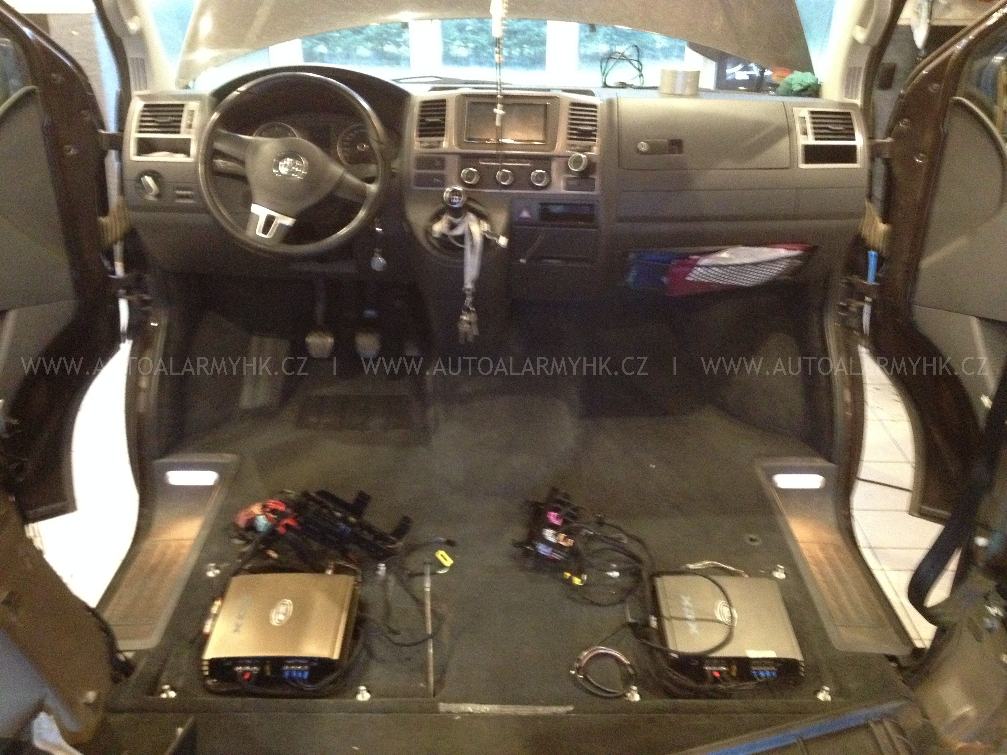 VW MULTIVAN SPECIAL 2x ZESILOVAČ 2-KANÁLOVÝ MB-X290W BOSCHMANN